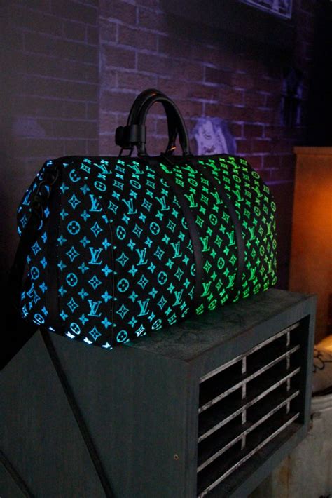 louis vuitton knuffel trui|louis vuitton light up.